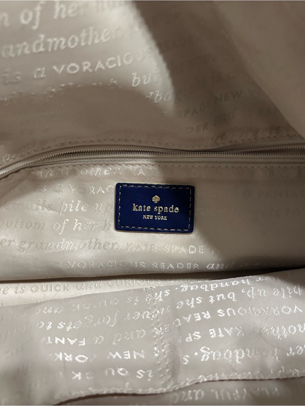 Kate Spade handbag/shoulder bag is a great accessory fun or professional use. - Picture 5 of 16
